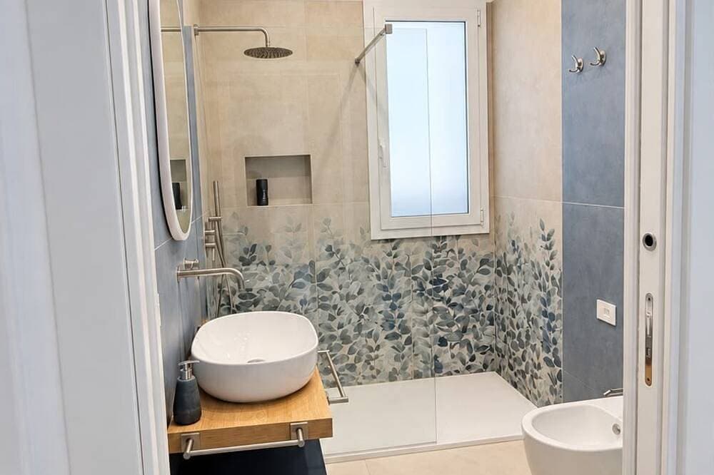 Foto 4 von 19: Beachfront villa with a garden and private parking on the property.