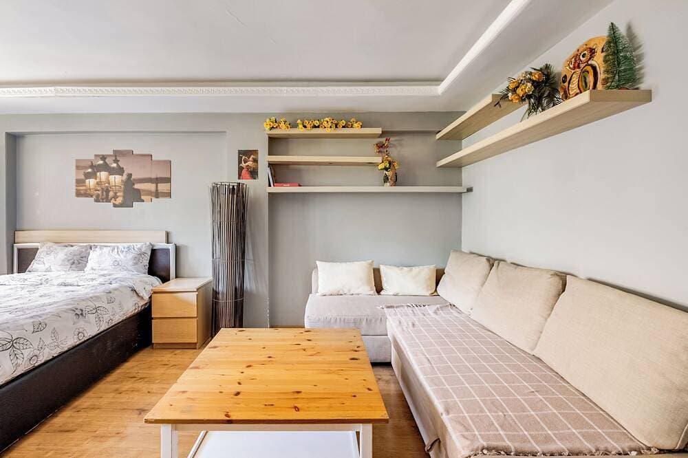 Foto 2 von 15: Cozy Central Flat w/Netflix & Elevator Near Metro 2 minute walking distance