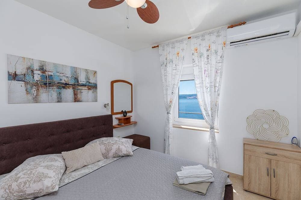 Foto 2 von 17: 2-Zimmer-Ferienwohnung mit Pool am Strand Zavode, Omis