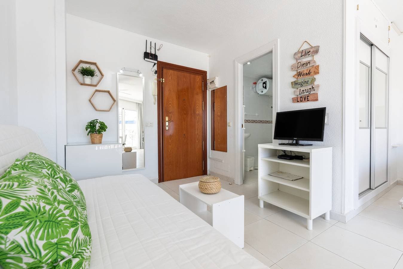 Foto 6 von 22: Sunny Seaside Studio mit Balkon, Klimaanlage und Meerblick