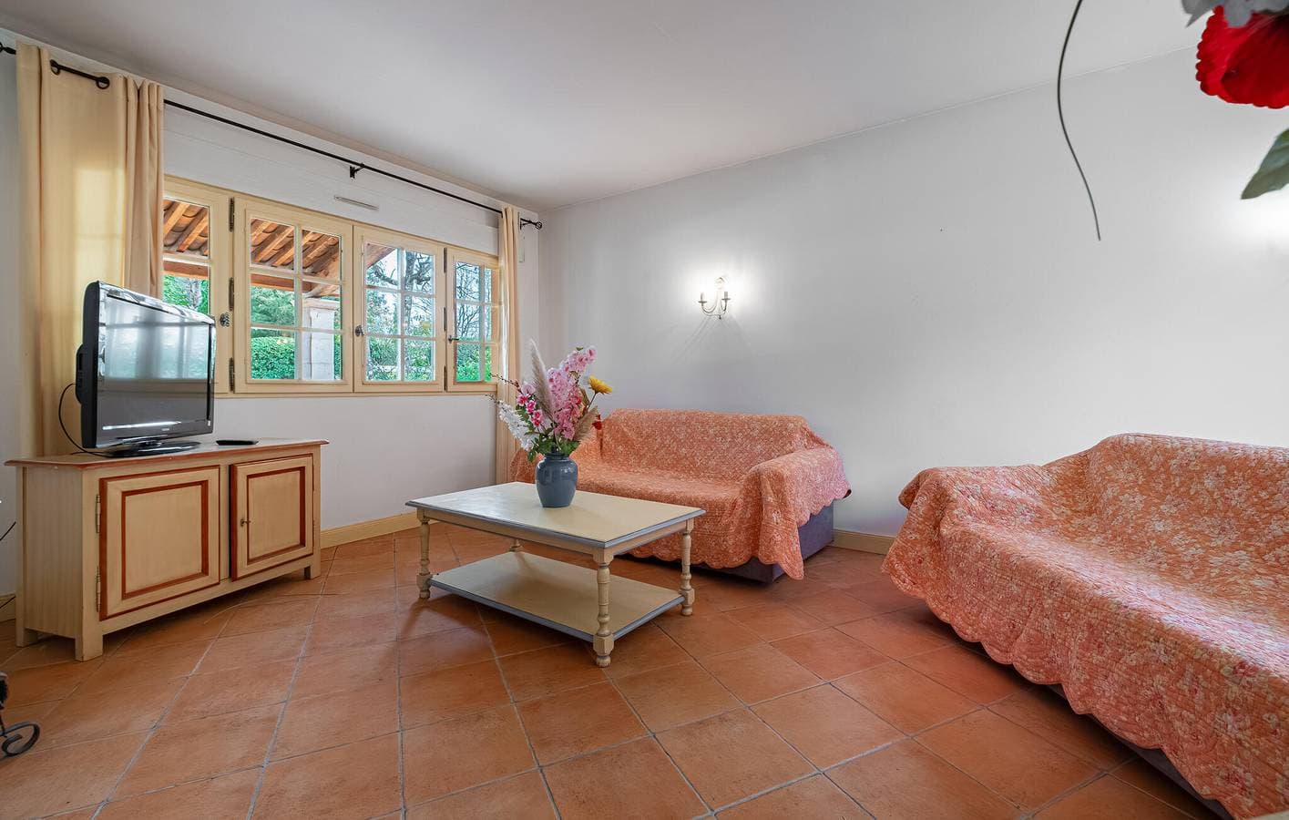 Foto 5 von 25: Poolside Getaway: 120qm mit AC, Parkplatz & WiFi