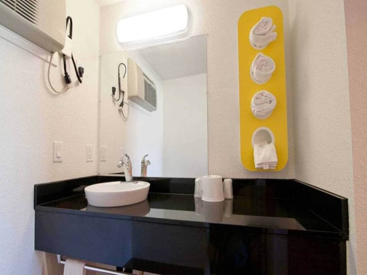 Foto 4 von 15: 1 Kingsize-Bett | Mobilitätshilfe | Badewanne, Nsmk
