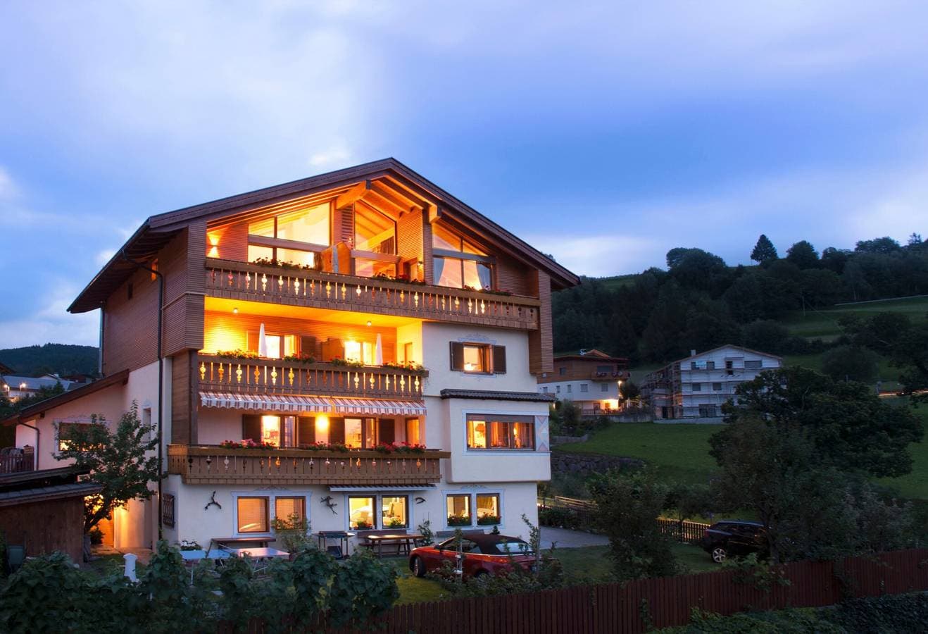 Foto 2 von 11: Ferienwohnung "Haus Sonnegg - Living Suite" mit Bergblick, Wi-Fi, Balkon & Garten