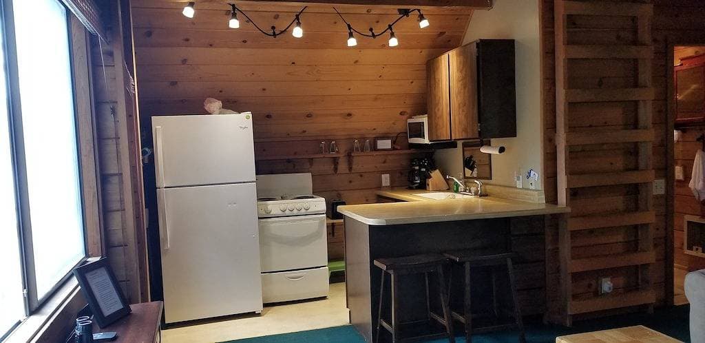 Foto 10 von 11: Herrliche Aussicht auf den Chelansee! Einzigartige \"Baumhaus\" -Kabine mit 2 Schlafzimmern und 1 Bad