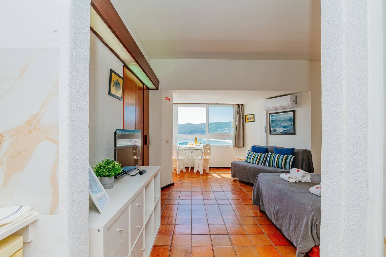 Foto 2 von 36: S2 - Sesimbra Ocean View Studio - Private Beach AC