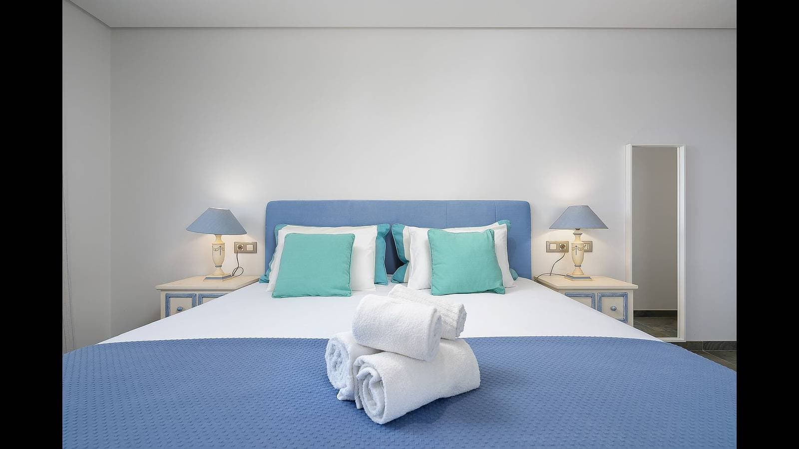 Foto 5 von 26: Elegance Apartment W/ Balcony & Pool by LovelyStay