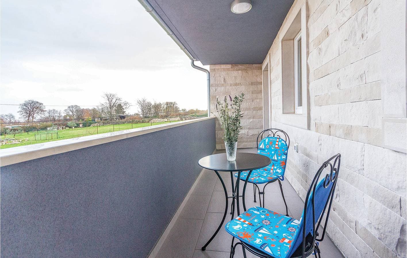 Foto 9 von 35: Modernes Apartment mit 2 Schlafzimmern, Pool und WLAN in der Nähe von Manjadvorci