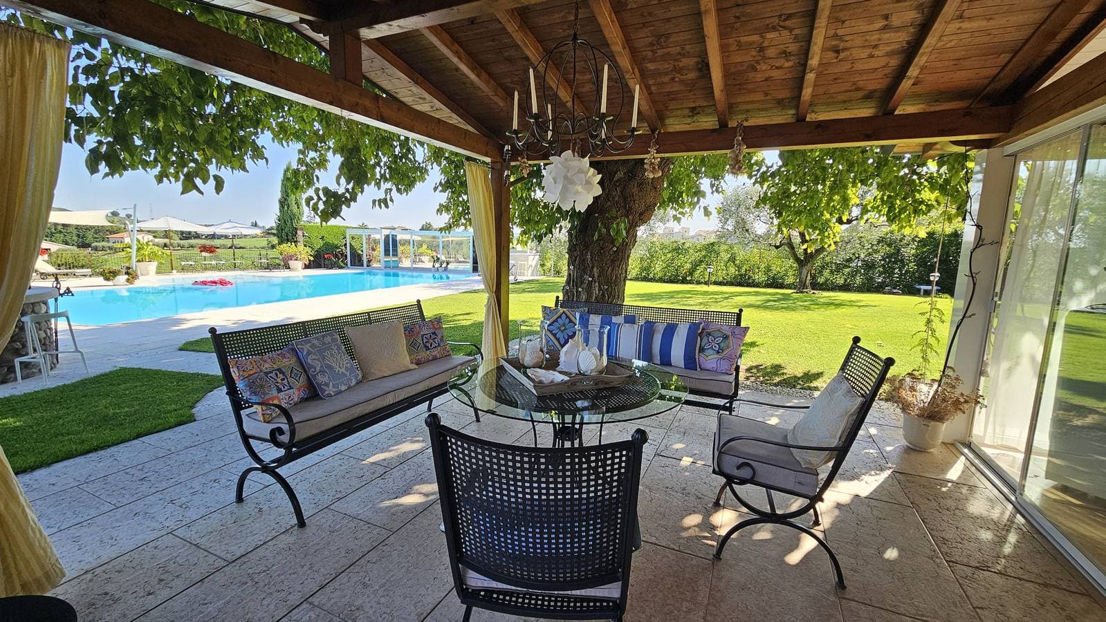 Foto 3 von 56: Il Gelso del Garda Luxury Studio mit Pool , Garten, Dampfbad
