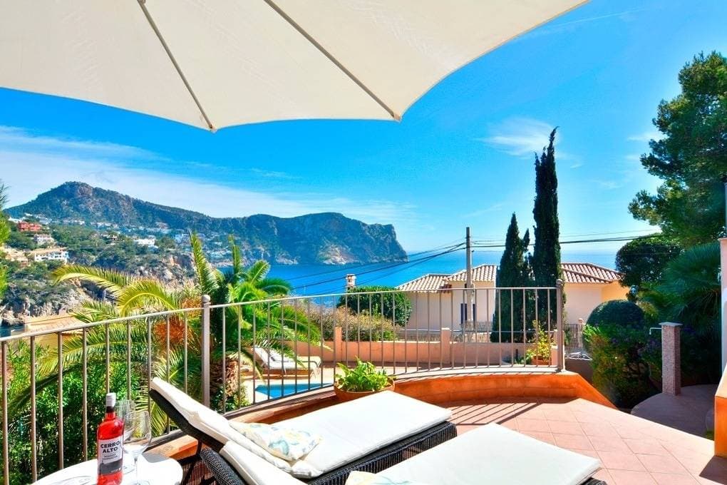 Foto 6 von 25: Charming Villa with Sea Views & Pool. Up to 7 Guests
