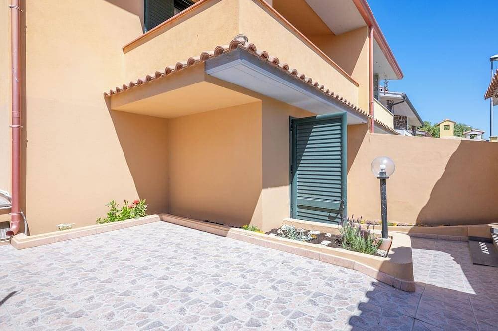 Foto 13 von 30: Just 50 steps from the beach: Vacation Home for 9 Guests & BBQ
