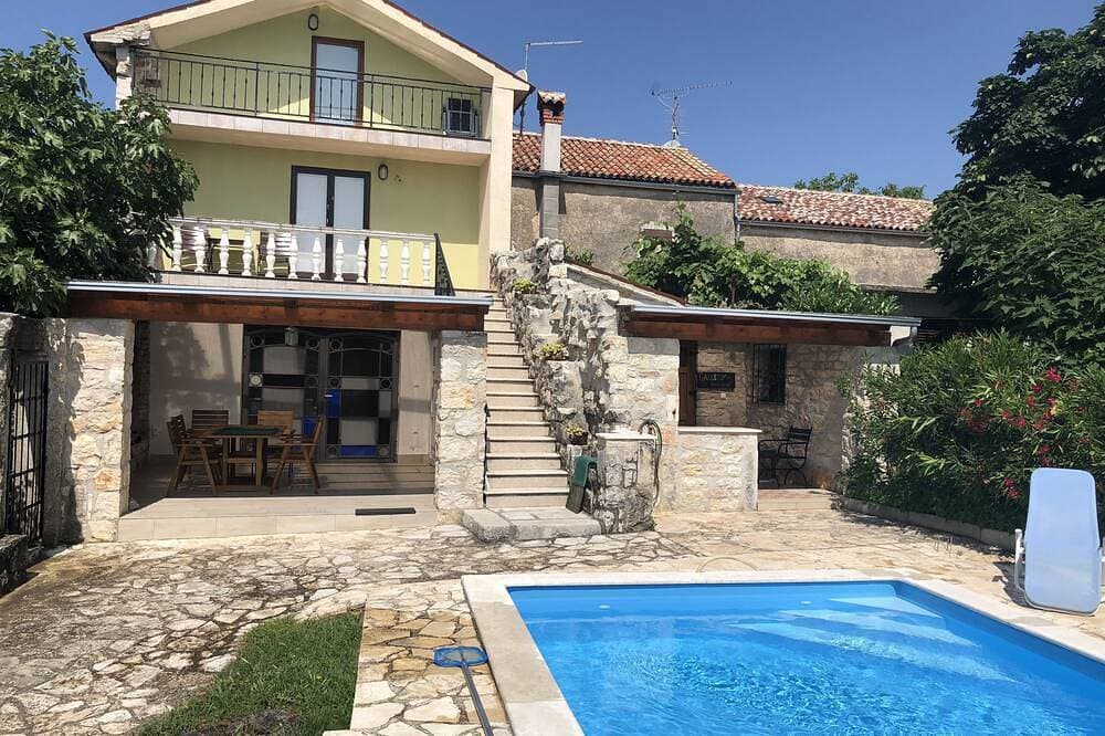 Villa mit Swimmingpool in einem malerischen istrischen Dorf 1