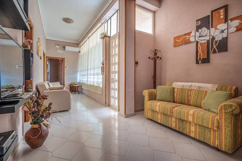 Foto 7 von 30: Die Mispel, Private newly-refurbished 3 bedroom apartment with large terrace, air-conditioning, outd...