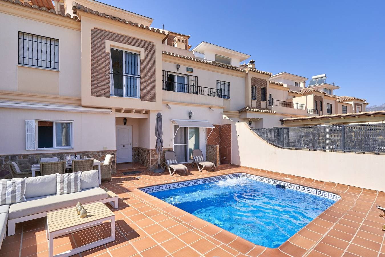 Foto 4 von 42: Frisch renovierte Luxusvilla mit Panoramablick, privatem Pool & fußläufig zum Strand