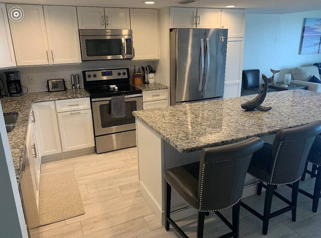Foto 11 von 24: Modern Décor and Ocean Galore! Newly Renovated Oceanfront Condo sleeps 6