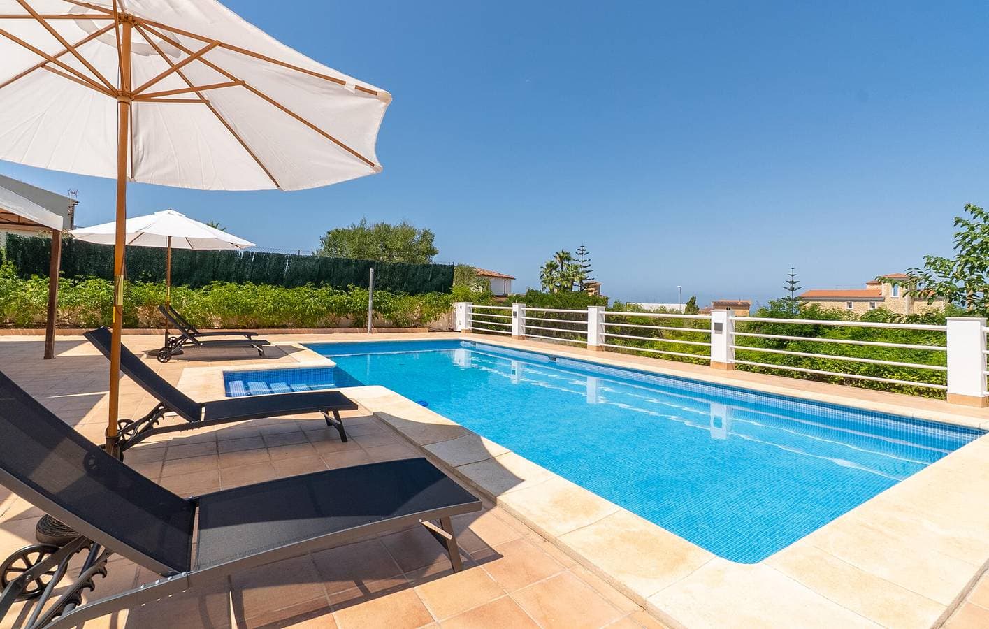 Foto 4 von 54: Meerblick-Apartment mit Pool, Terrasse & WiFi bei Four Seasons