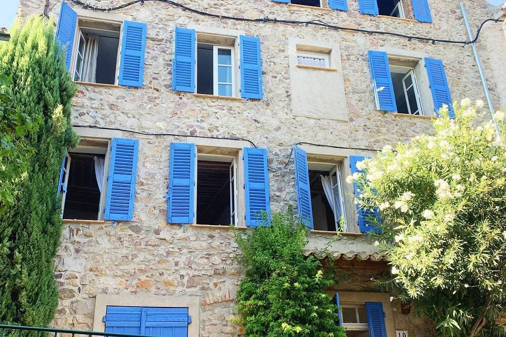Charming house in a Provencal village 20 minutes from the beach 1