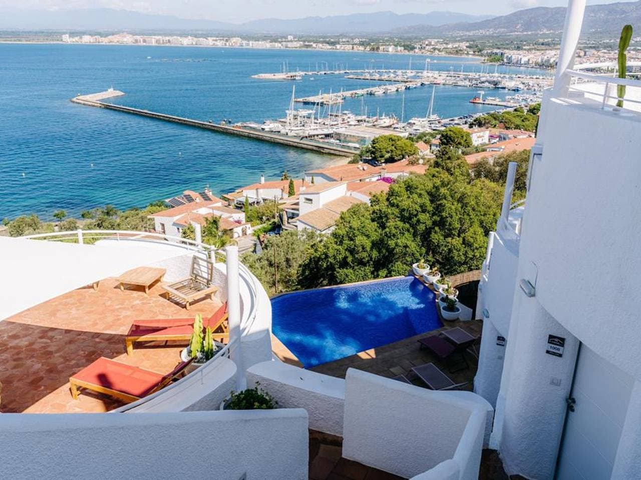 Foto 4 von 20: Modernes Studio für 2 in Roses mit Pool