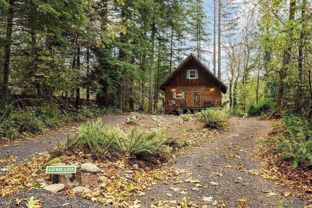 Foto 12 von 42: Exquisite and Comfy Riverside Retreat, Huge Deck, Two Fire-Tables, BBQ, New Décor and Furnishing