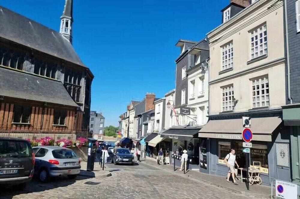 Foto 7 von 10: Houdaille 2 - Helle Suite mit Blick auf den Hafen von Honfleur