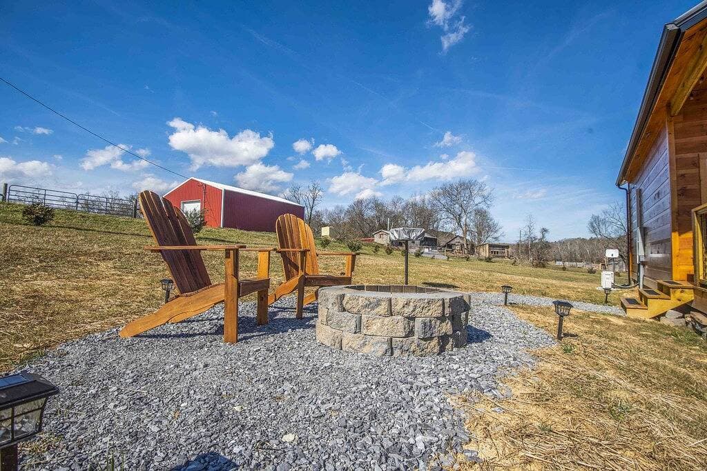 Foto 3 von 35: ⛰Romantic Tiny Home - Wi-Fi & Hot Tub & Fire Pit