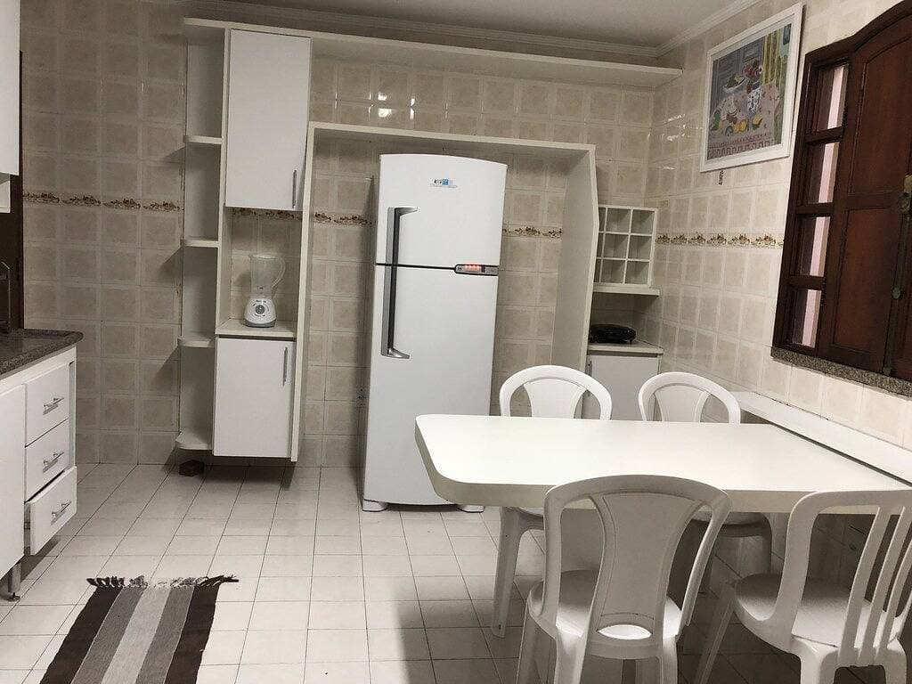 Foto 2 von 46: Haus 5/4 in Vilas do Atlântico, Ar, 3 Suiten, Pool, Grill und Möbliert