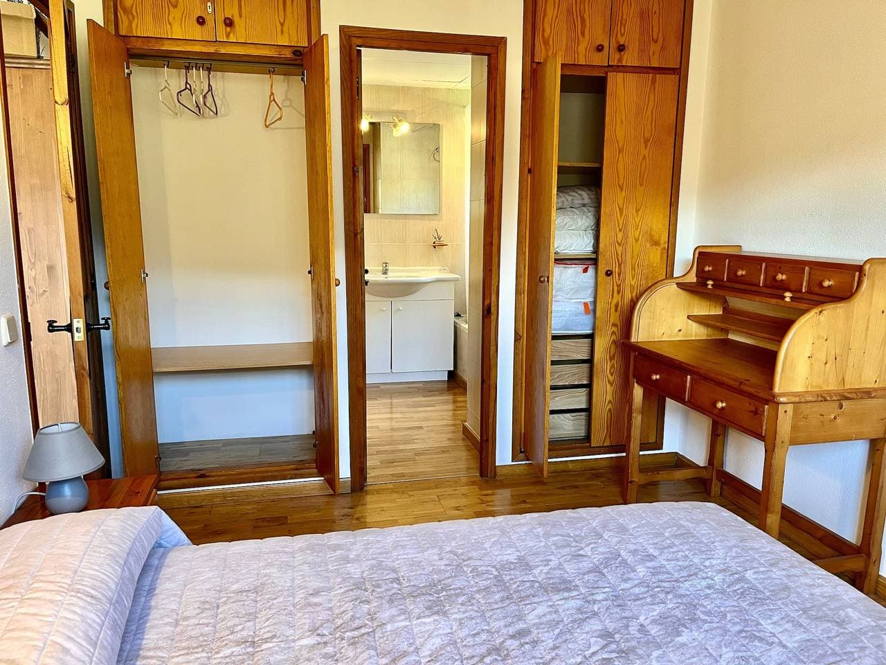 Foto 12 von 30: Ferienwohnung 'Mirador de la Neu' mit Bergblick, Gemeinschaftsgarten und Balkon