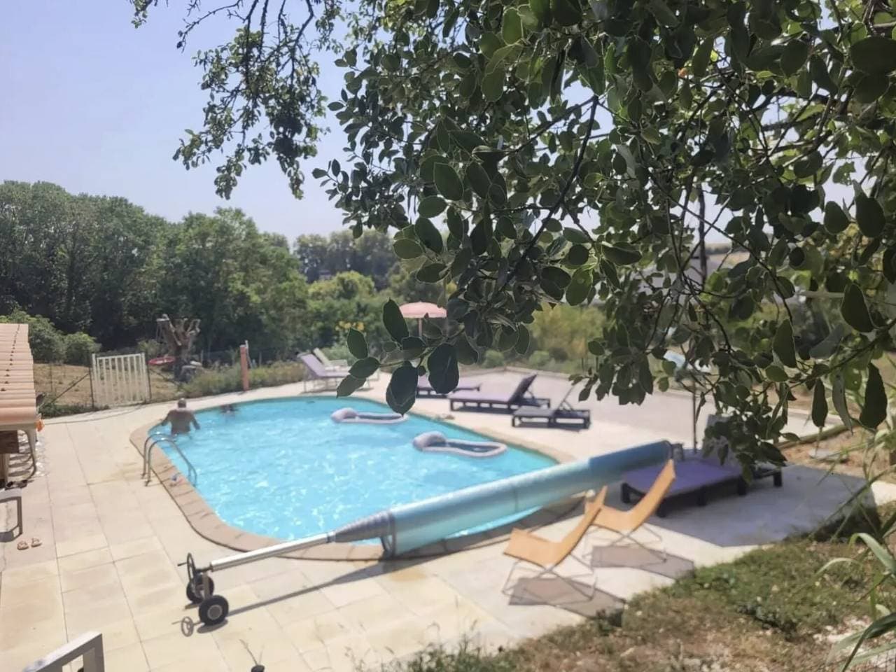 Foto 4 von 29: Mobilheim „Le Cottage du Lavoir“ mit Pool, Gemeinschaftsterrassen und Garten