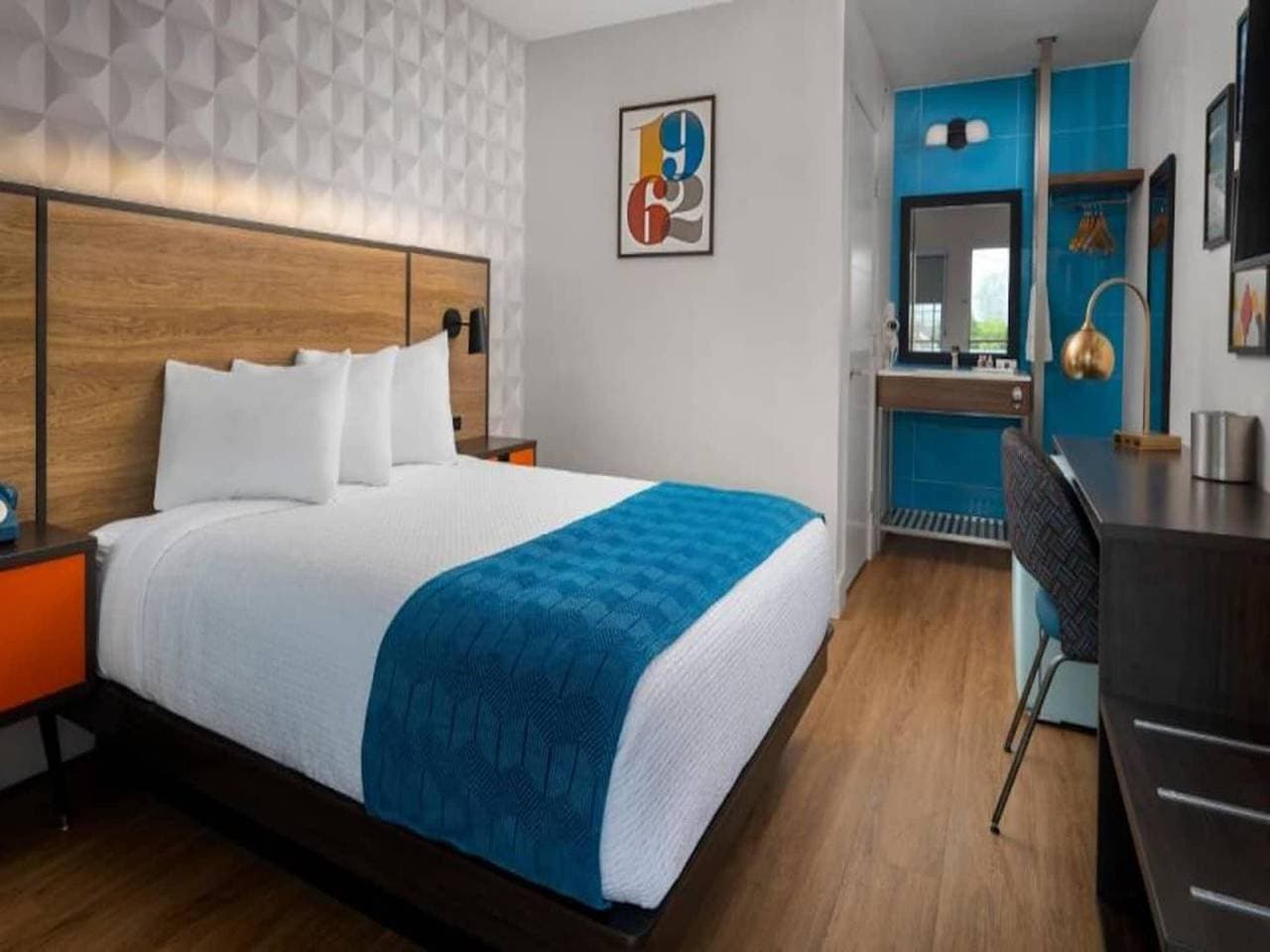 Foto 10 von 32: 1 Queensize-Bett | Neue Einrichtung im Retro-Stil der 60er Jahre