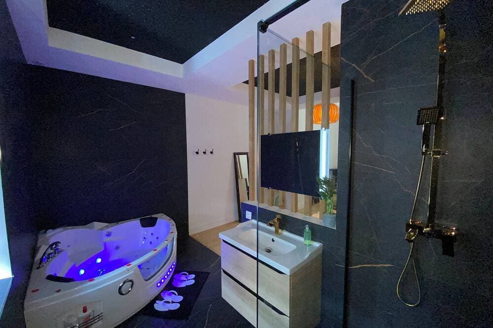 Foto 7 von 12: Romantic loft with private Jacuzzi