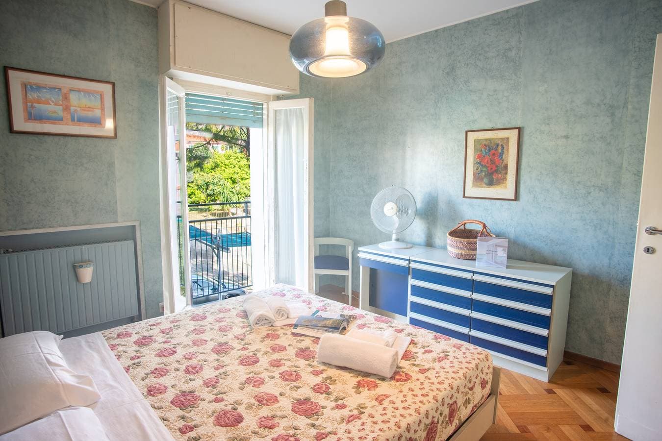 Foto 11 von 22: Bilocale Vista Mare con Piscina SeaView Balcony + Pool