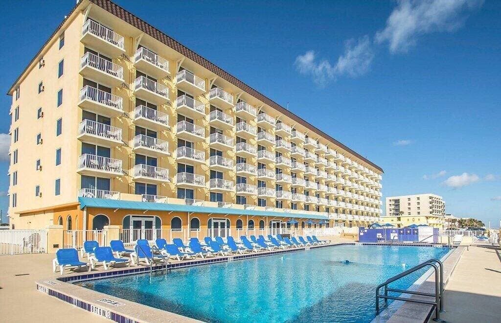Foto 5 von 10: Ormond Beach | Romantic Beach Retreat | Pool + Beach