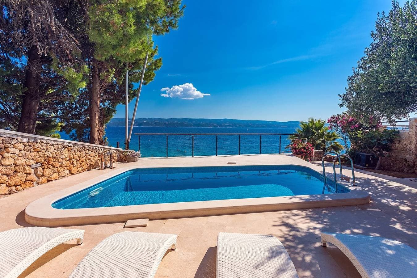 Foto 2 von 51: Beachfront Casa Ahoi with 2 bedrooms, heated pool, Villa with amazing sea views