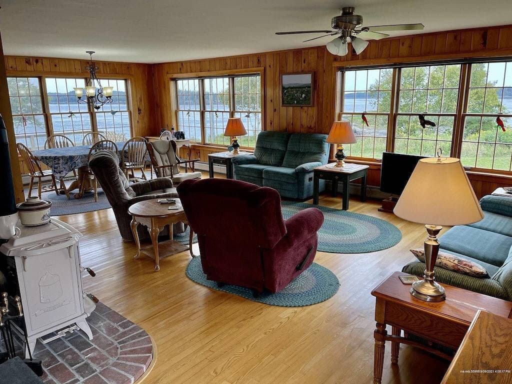 Foto 3 von 26: Wow! Private 3acre Oceanfront Home, whales,eagles,walkable to village/Dog Island