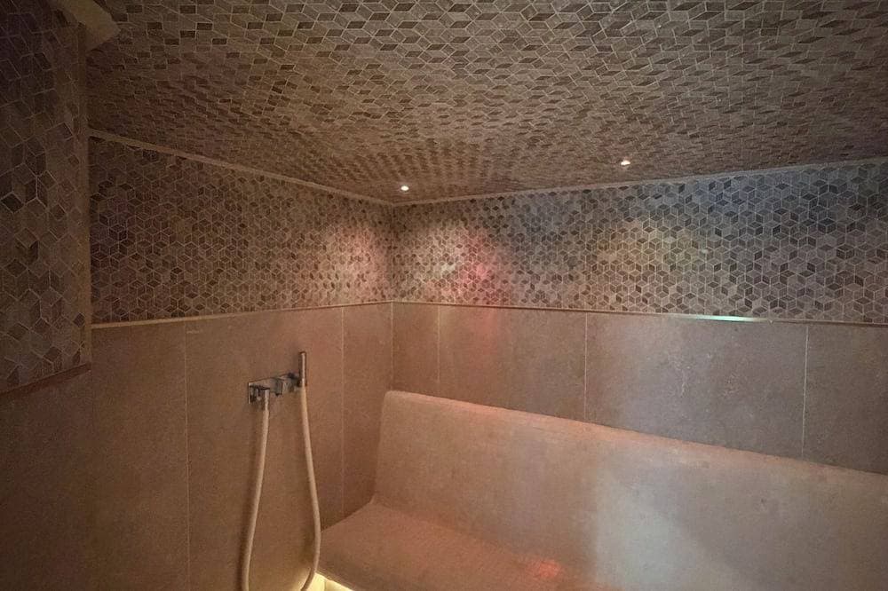 Foto 10 von 16: The Lézarium Private Suite & Spa | Heated pool at 30°C