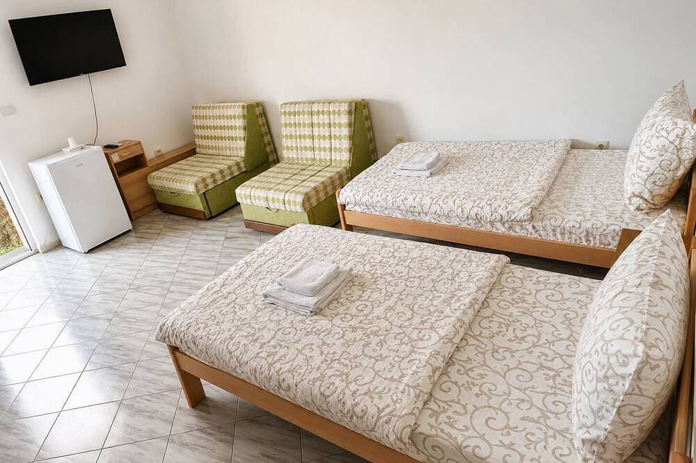 Foto 2 von 6: Budget Room in the Heart of Budva