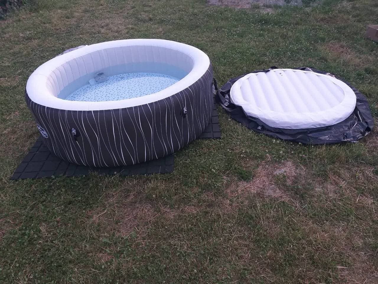 Foto 9 von 32: Blockhütte für 6 Personen mit Pool