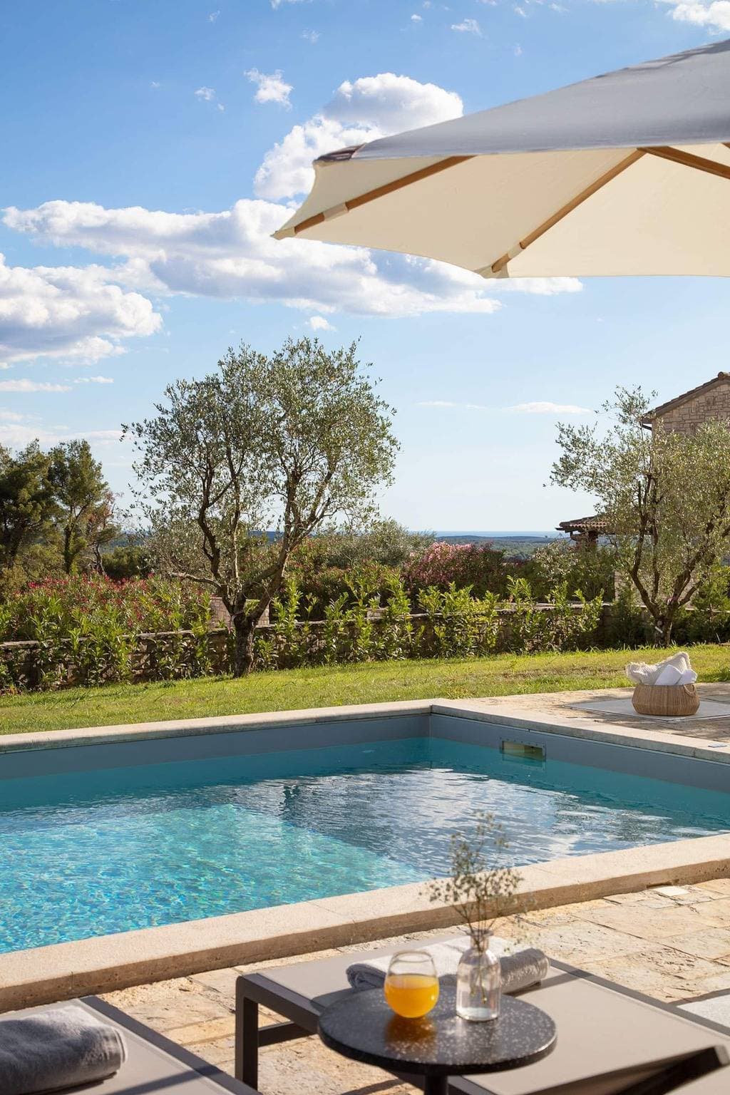 Foto 8 von 21: Rustikale Villa Sylbum mit Pool in Istrien, Panoramablick, tierfreundlich, ruhige Gegend, ideal für Familien, privater Parkplatz, Terrasse, gepflegter Garten