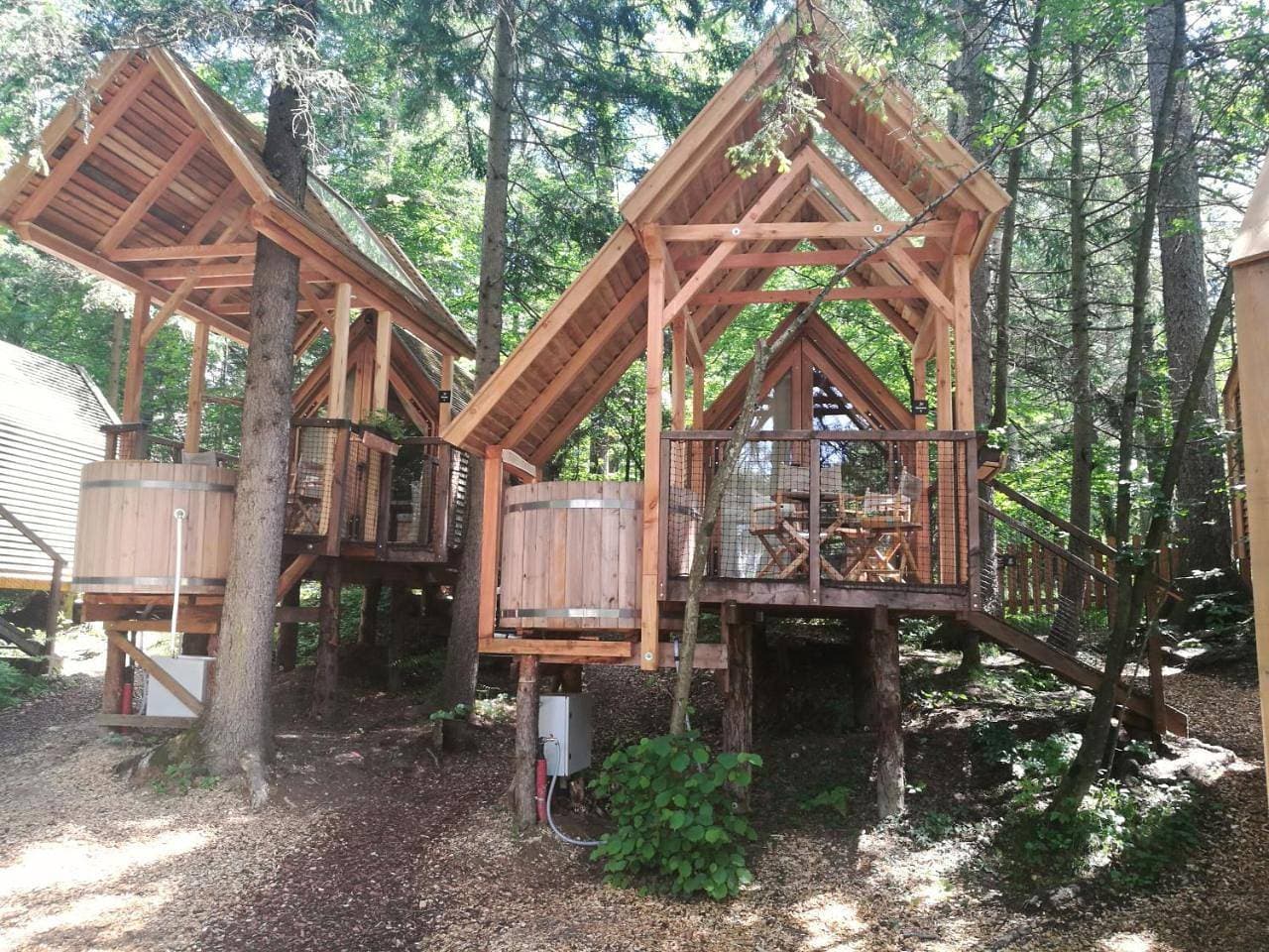 Foto 7 von 32: Tree House with Wooden Tub