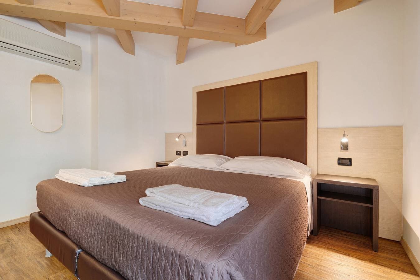 Foto 8 von 20: Doppelzimmer 102 mit Bergblick, WLAN und Klimaanlage