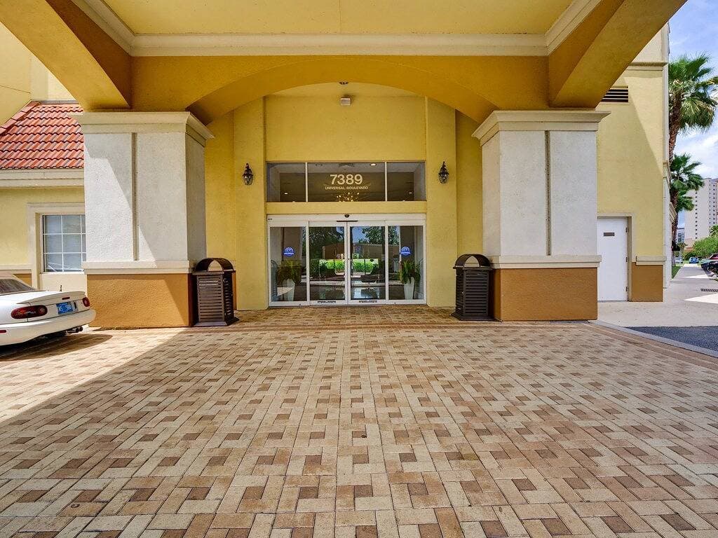 Foto 9 von 23: Premium-Universal Studios King Bed Resort Suite, Free Parking,Full Kitchen, Pool