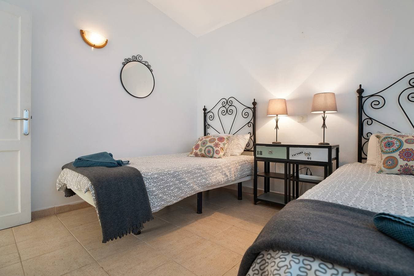 Foto 13 von 27: "Apt 2 Las Palmeras III Lanzarote" mit Meer- und Bergblick, Gemeinschaftspool und privater Terrasse