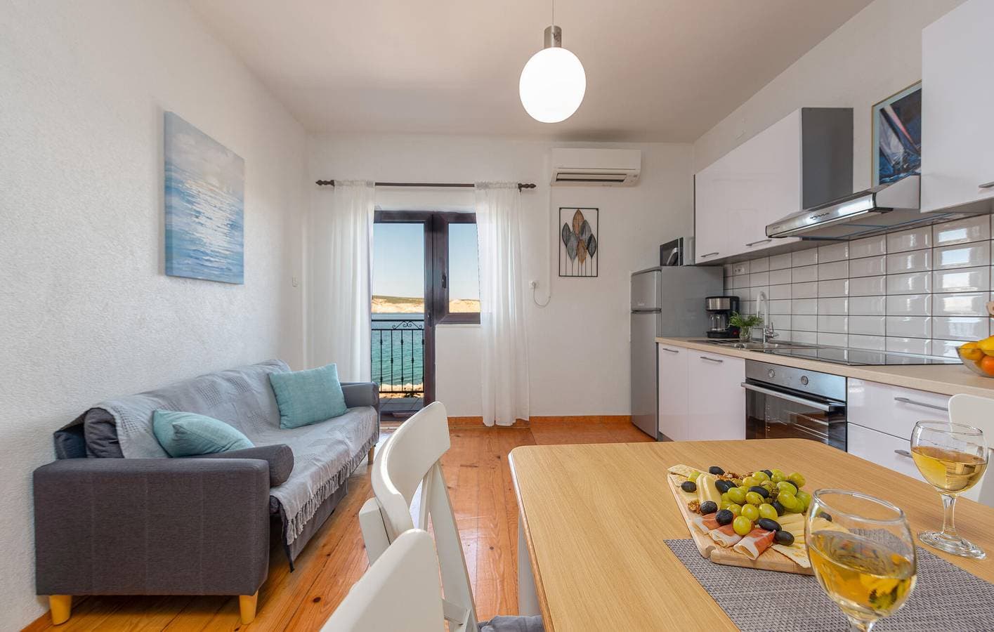 Foto 10 von 45: Urlaub am Meer: Apartment mit Meerblick, Terrasse, Parkplatz und WLAN