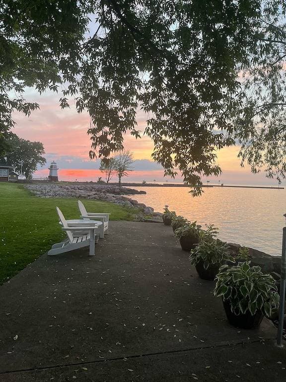 Foto 4 von 17: Parkähnliche Oase am Wasser