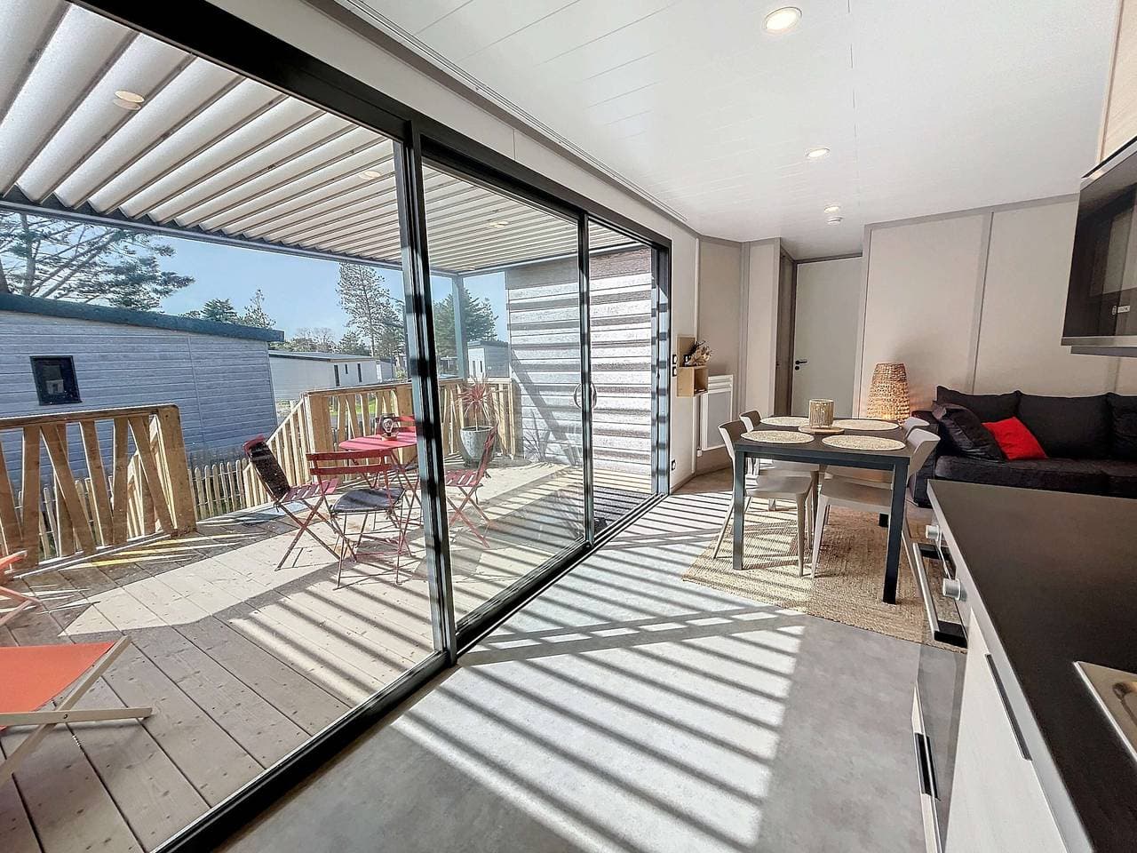 Foto 9 von 34: Gemütliches Ferienhaus mit beheiztem Pool, 4 Schlafplätze und privater Terrasse