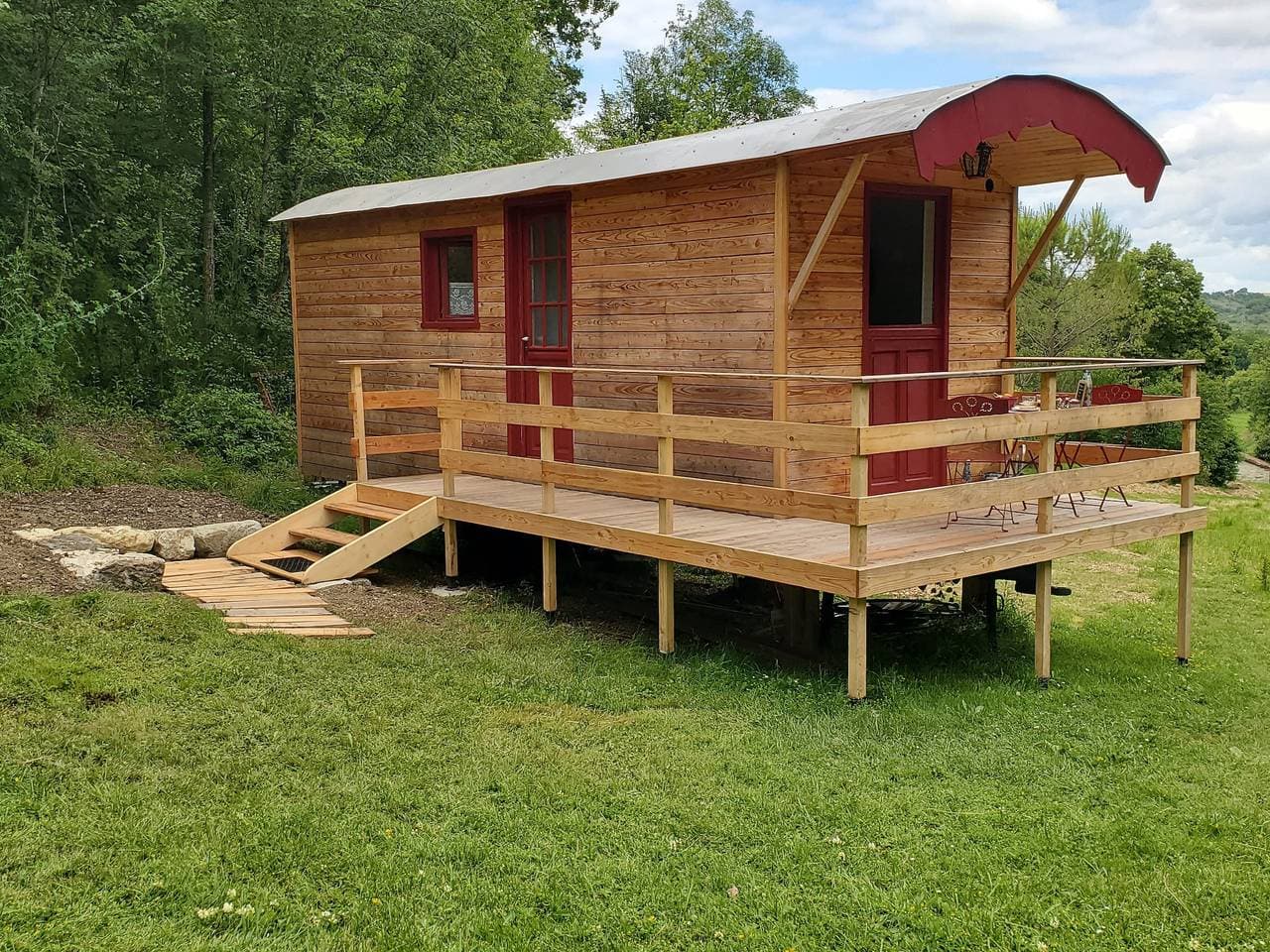 Foto 5 von 21: Gästezimmer „La Roulotte Du Pech Chantant“ mit privater Terrasse, Garten & WLAN
