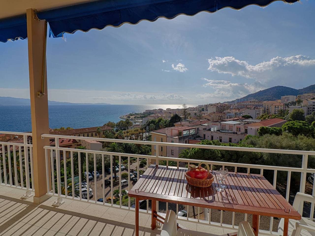 Ajaccio: 2-Zimmer-Wohnung, 4 Pers, Parkplatz, Meerblick 1