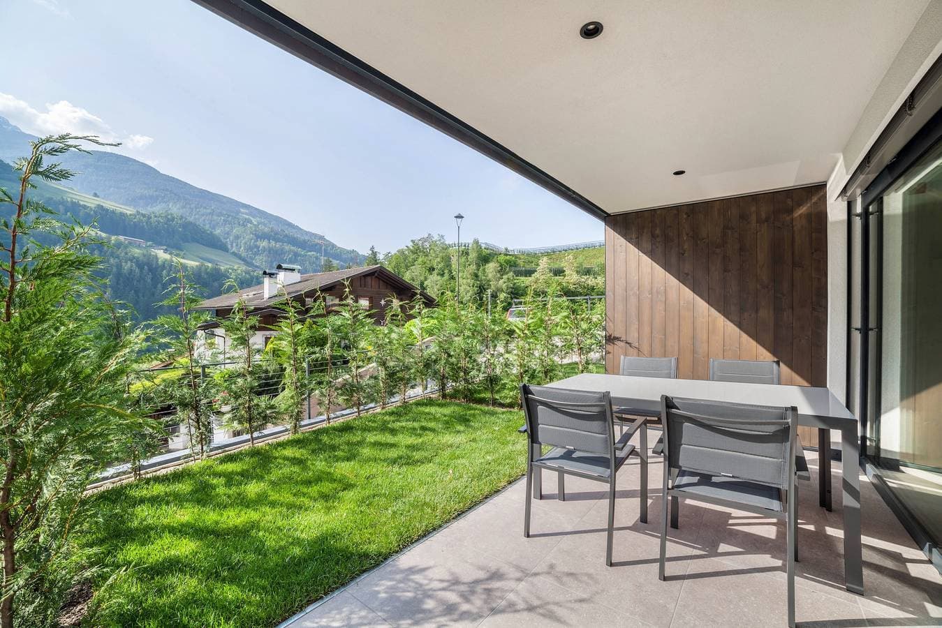 Foto 10 von 43: Einzimmerapartment 'Garden Lodge Exclusive Two' mit Bergblick, privater Terrasse und WLAN