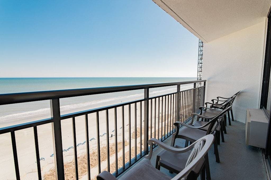 Foto 11 von 28: Tierfreundlich, Ein Schlafzimmer mit direktem Meerblick und großem Balkon am Meer