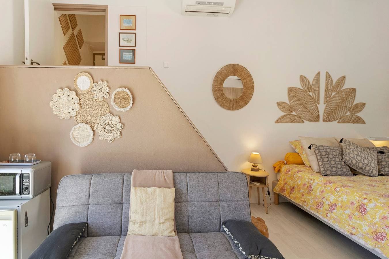 Foto 5 von 22: Gästezimmer „Le Pape - Chambre“ mit Meerblick, WLAN und Klimaanlage
