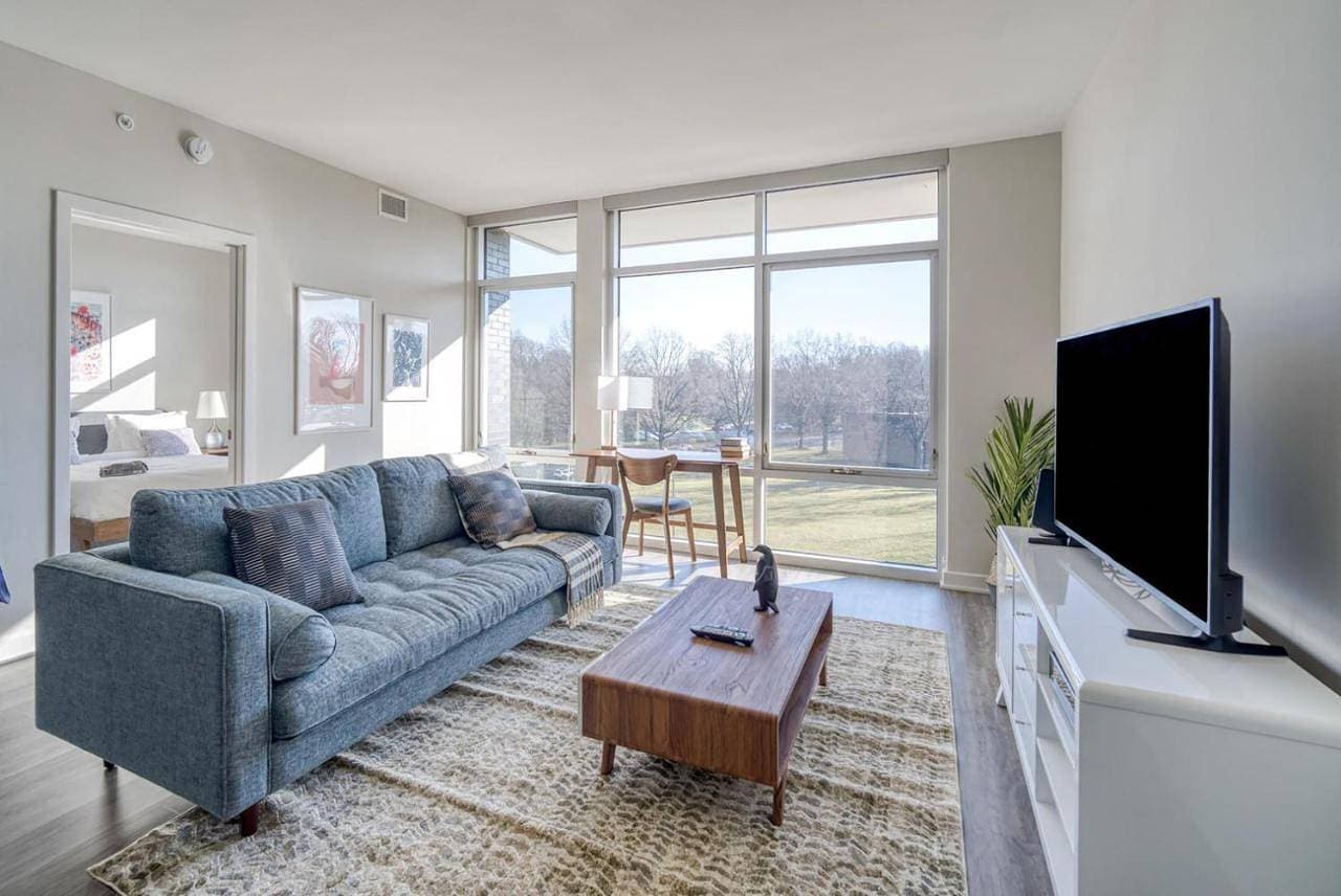 Fairfax 1br w elevator pool nr bus stops WDC-773 1